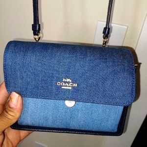 Coach convertible bag, this bag can be worn as a belt bag or across the body.